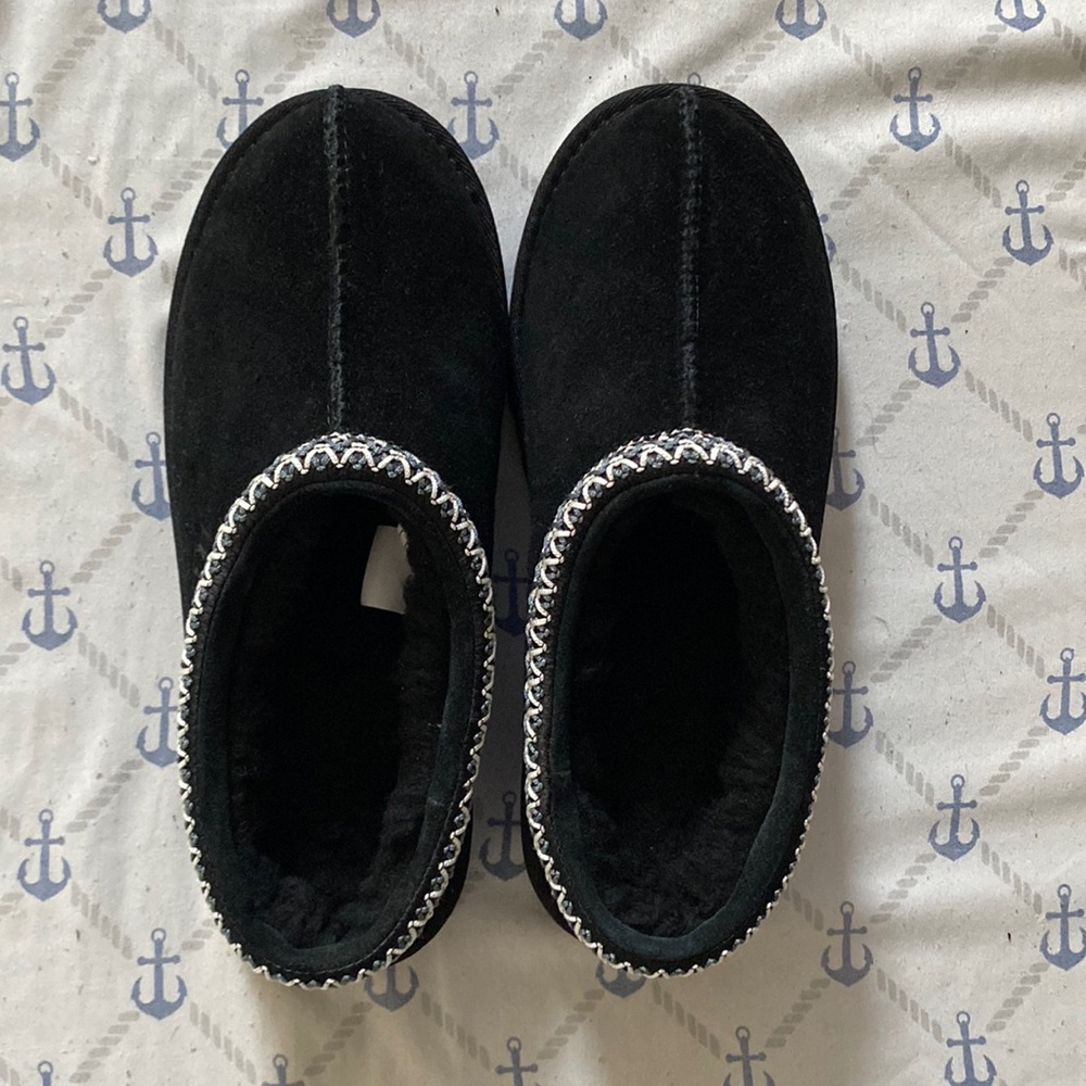 Brand new pair of Ugg Tasman Slippers in black size 6